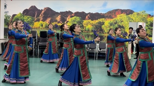 臨潢家園社區(qū)居民在烏蘭牧騎排練廳編排舞蹈。人民網(wǎng)記者 金洪花攝