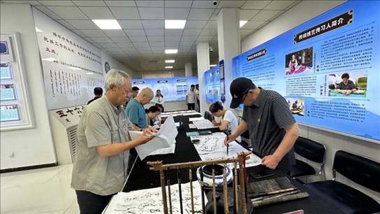 臨潢家園社區(qū)居民在書(shū)法練習(xí)室練習(xí)書(shū)法。人民網(wǎng)記者 金洪花攝