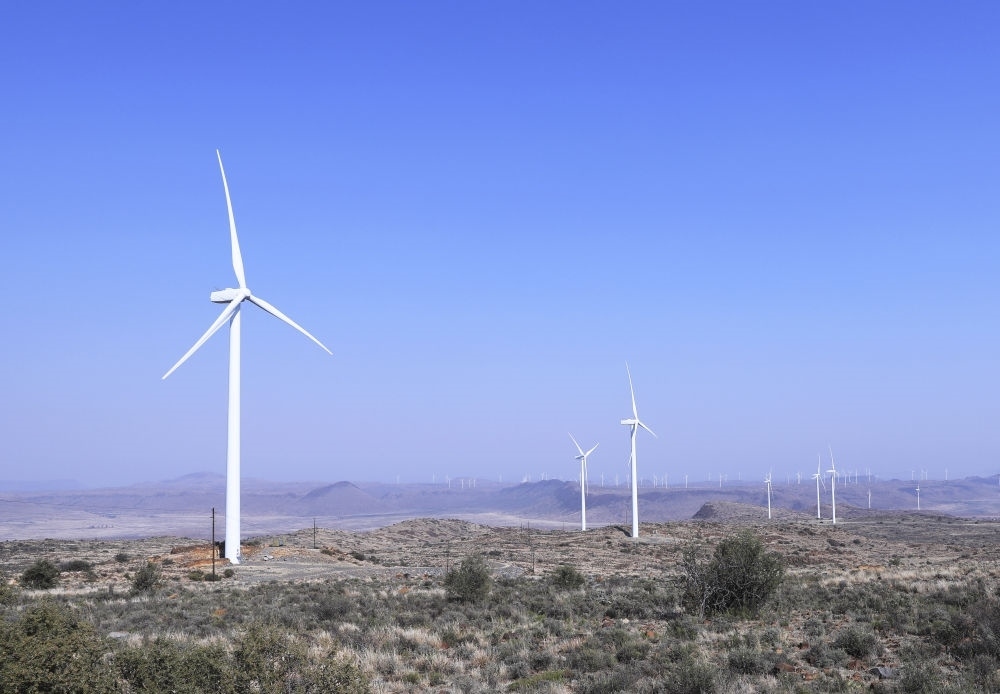 這是在南非北開普省德阿鎮(zhèn)拍攝的德阿風(fēng)電項(xiàng)目風(fēng)機(jī)（2023年8月10日攝）。由中國龍?jiān)措娏瘓F(tuán)南非公司運(yùn)營的德阿風(fēng)電項(xiàng)目每年發(fā)電量超過7.5億千瓦時(shí)，相當(dāng)于節(jié)約20多萬噸標(biāo)準(zhǔn)煤，減排二氧化碳約70萬噸。