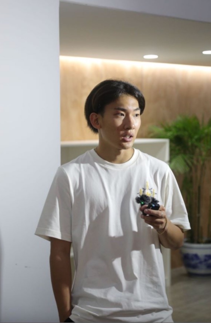 蘇翊鳴接受媒體采訪。