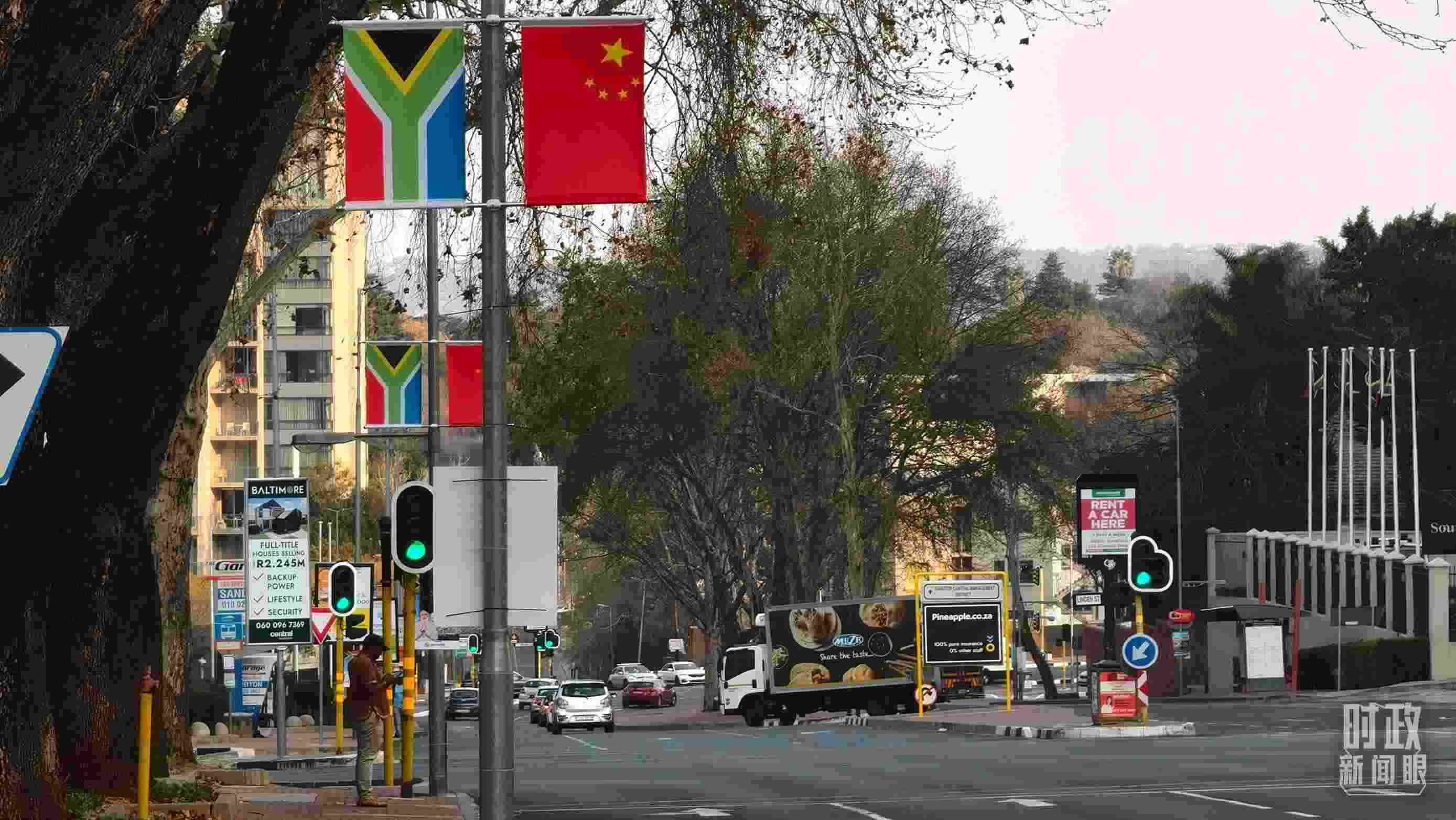 △約翰內(nèi)斯堡街道兩側(cè)懸掛的中國國旗。（總臺央視記者韓銳拍攝）