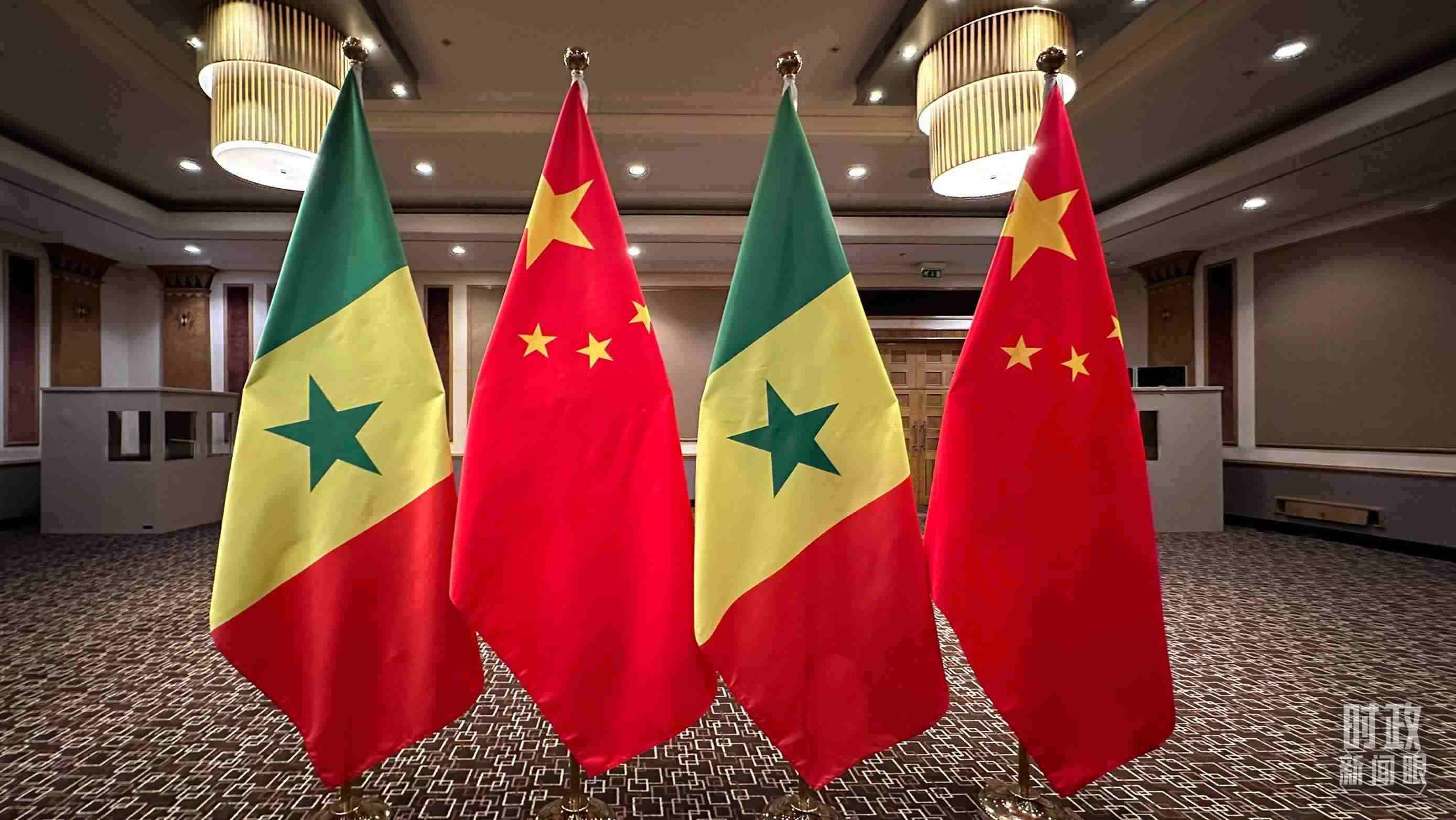 △會見現(xiàn)場的中塞兩國國旗。（總臺央視記者盧心雨拍攝）