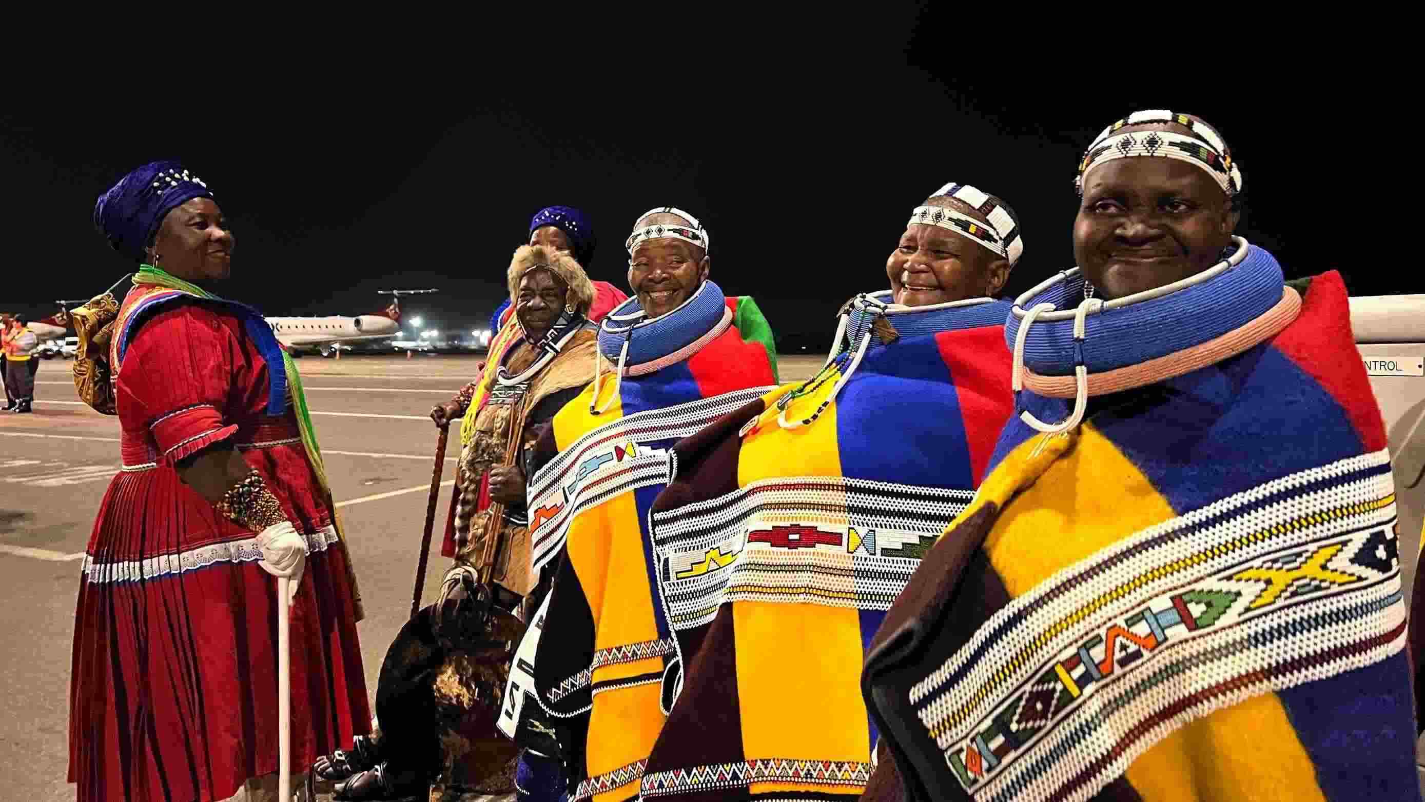 當(dāng)?shù)貢r(shí)間2023年8月21日晚，習(xí)近平主席乘坐的專機(jī)抵達(dá)南非約翰內(nèi)斯堡坦博國際機(jī)場，這是身穿民族服飾迎接的當(dāng)?shù)厝罕姟? width=