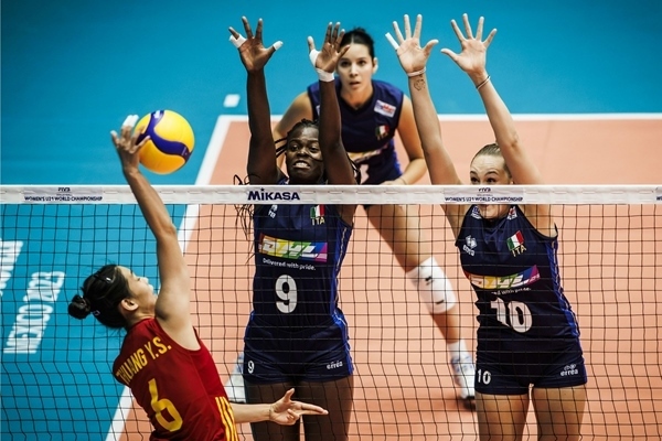 中國隊(duì)球員莊宇珊(左)在比賽中。圖片來源：國際排聯(lián)