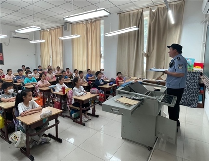 趙超剛在呼家樓中心小學(xué)為學(xué)生們講法治課。受訪者供圖