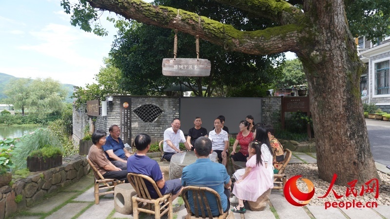 余杭區(qū)徑山鎮(zhèn)小古城村村民在“樟樹下議事”。人民網(wǎng)肖聰聰攝