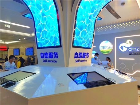 市民在中國（廣西）自由貿(mào)易區(qū)南寧片區(qū)綜合服務大廳辦理業(yè)務。人民網(wǎng) 付華周攝