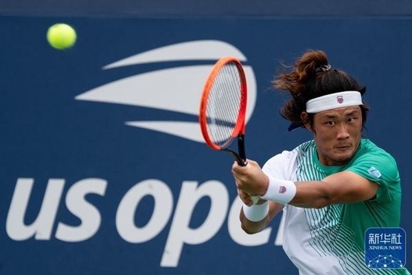 張之臻在比賽中回球。新華社記者 劉杰 攝