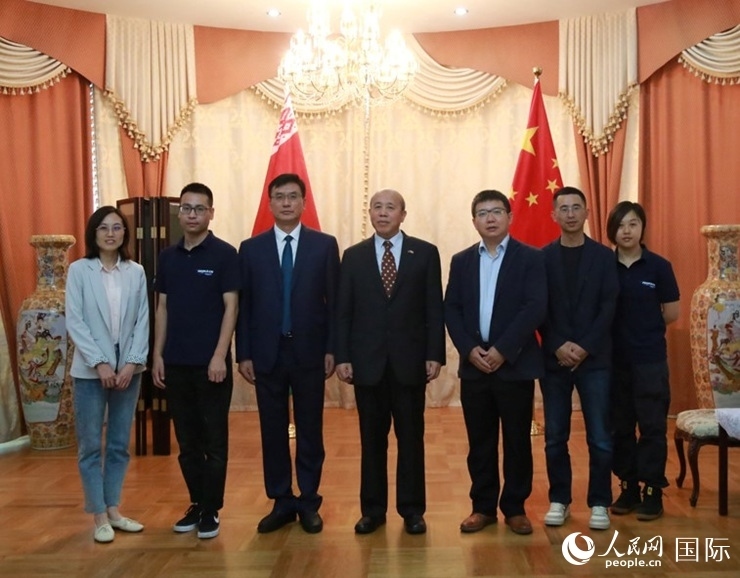 謝小用大使與人民網(wǎng)記者合影。