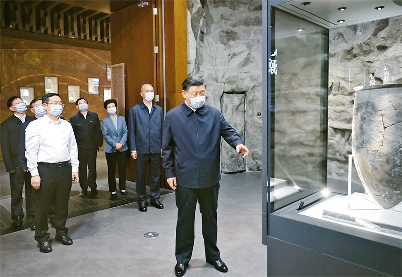 2023年6月2日，中共中央總書記、國家主席、中央軍委主席習近平在北京出席文化傳承發(fā)展座談會并發(fā)表重要講話。這是座談會前，習近平2日下午在中國歷史研究院考察。 新華社記者 鞠鵬/攝