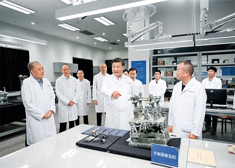 2023年7月25日至27日，中共中央總書記、國家主席、中央軍委主席習近平在四川考察。這是26日下午，習近平在位于德陽市廣漢市的三星堆博物館文物保護與修復館，同現(xiàn)場工作人員親切交流。 新華社記者 謝環(huán)馳/攝