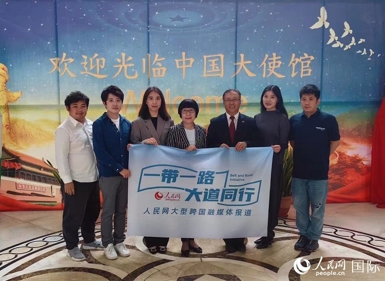 崔建春大使（右三）與人民網(wǎng)記者合影。