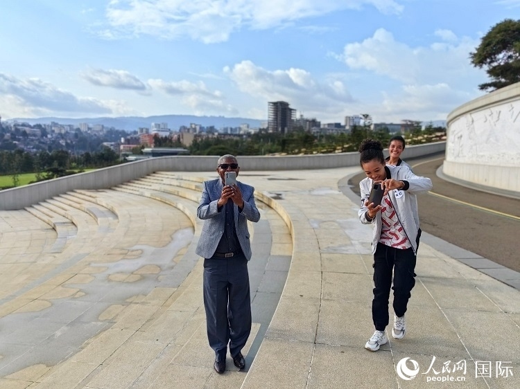 亞的斯亞貝巴友誼廣場的游客與人民網(wǎng)記者互動。人民網(wǎng)記者 陳星星攝