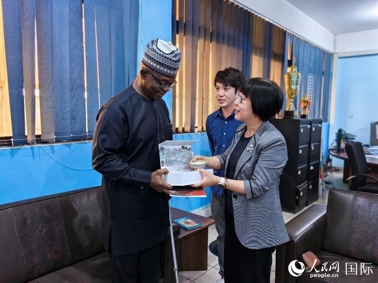 人民網(wǎng)監(jiān)事會主席唐維紅（右一）帶隊訪問尼日利亞通訊社，與該社總裁布克·龐勒（左一）交流。人民網(wǎng)記者 陳星星攝