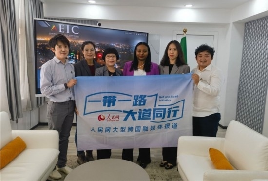 埃塞俄比亞投資委主任萊利斯（右三）、萬巧云（左二）與人民網(wǎng)記者合影。