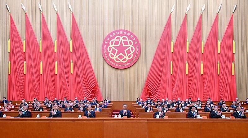 2023年8月31日，第十一次全國(guó)歸僑僑眷代表大會(huì)在北京人民大會(huì)堂開(kāi)幕。習(xí)近平等黨和國(guó)家領(lǐng)導(dǎo)人到會(huì)祝賀