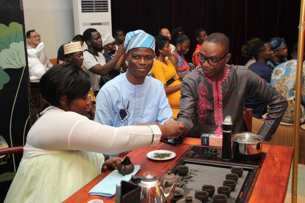 人們在貝寧科托努貝寧中國文化中心“茶和天下·雅集——青島有禮”文化交流活動上品茶。