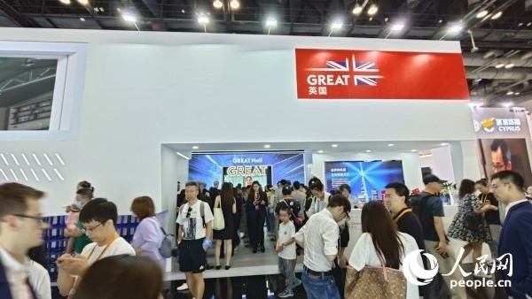 9月3日，英國館吸引參展觀眾駐足。人民網(wǎng)記者 趙雯博攝