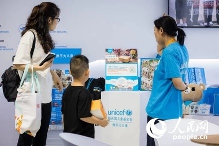9月2日，觀眾駐足聯(lián)合國兒童基金會展館。圖片由聯(lián)合國兒童基金會提供