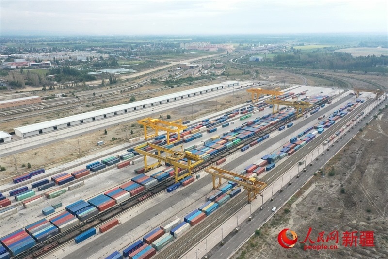 8月8日，在霍爾果斯口岸換裝廠區(qū)，工人正在進(jìn)行吊箱作業(yè)。 人民網(wǎng)記者 張力洋攝