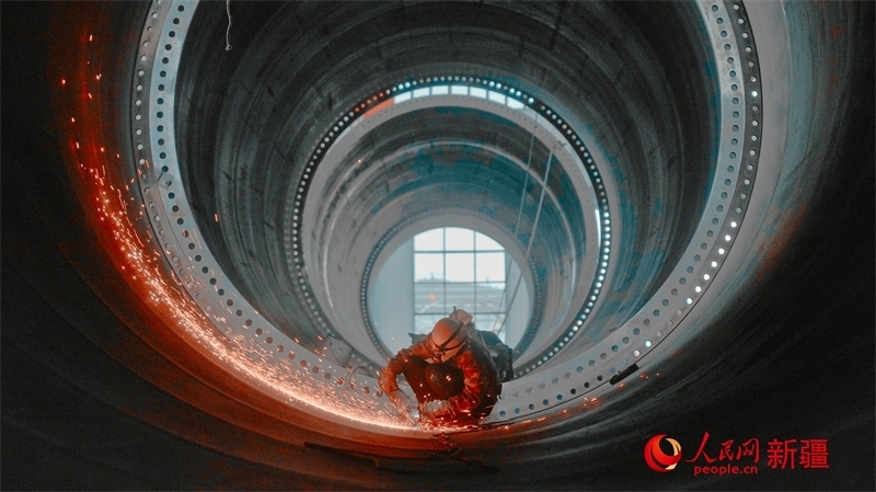 中國(guó)水利水電四局（塔城）裝備制造基地，工人們正在開(kāi)展作業(yè)。 人民網(wǎng) 李欣洋攝