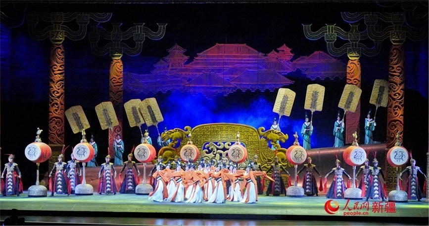 第六屆中國(guó)新疆國(guó)際民族舞蹈節(jié)開(kāi)幕式上演出的歷史題材舞劇《張騫》。 人民網(wǎng) 李欣洋攝