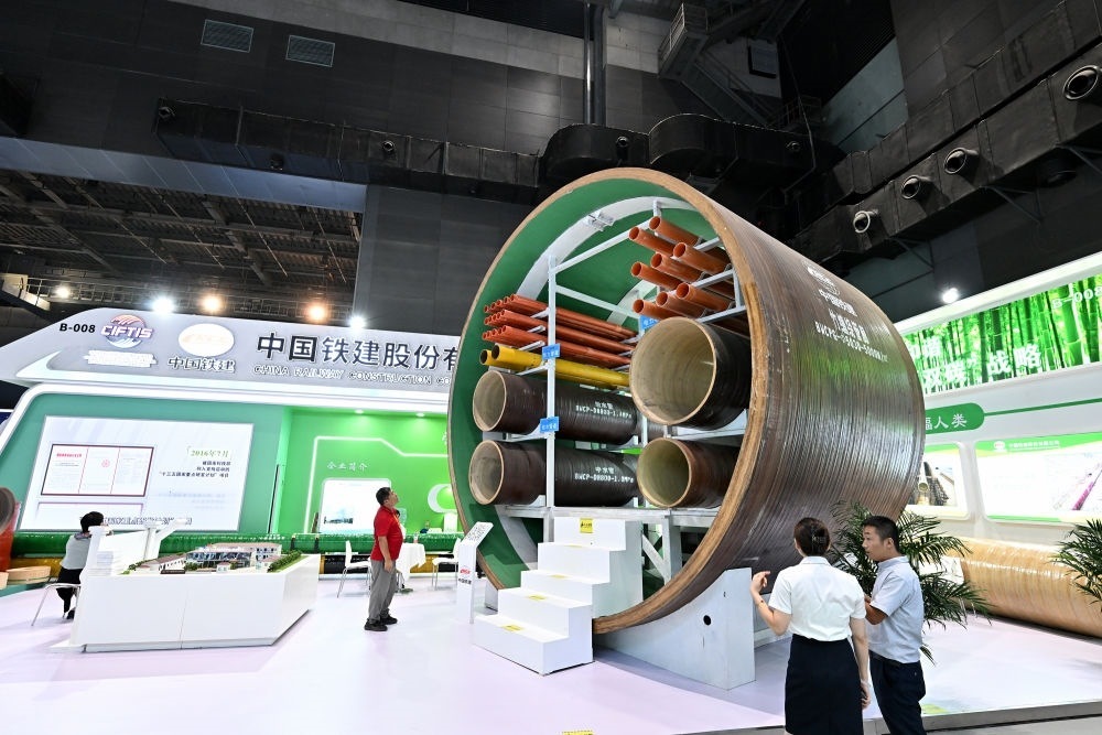 9月2日，在國家體育館舉行的服貿(mào)會環(huán)境服務(wù)專題展上，客商在中國鐵建展位竹纏繞管廊旁了解信息。新華社記者 李鑫 攝