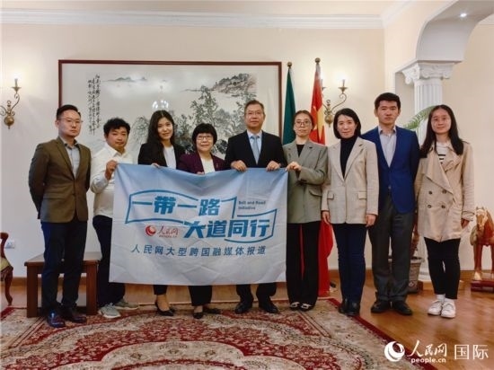 胡長春大使、駐非盟使團工作人員與人民網記者合影。