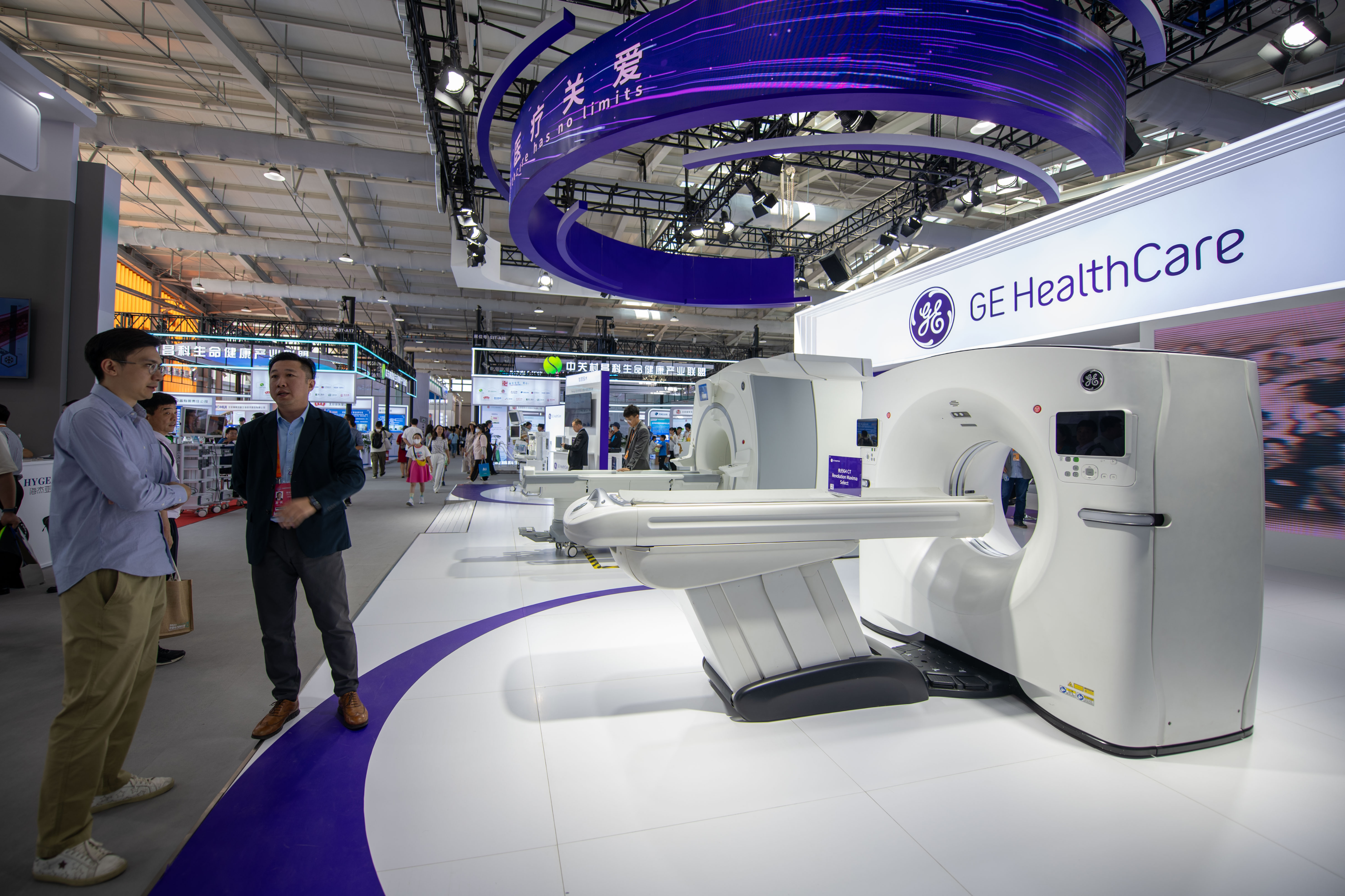 9月3日，在位于首鋼園的健康衛(wèi)生服務(wù)展區(qū)，觀眾正在參觀GE展臺。人民網(wǎng)記者 翁奇羽攝