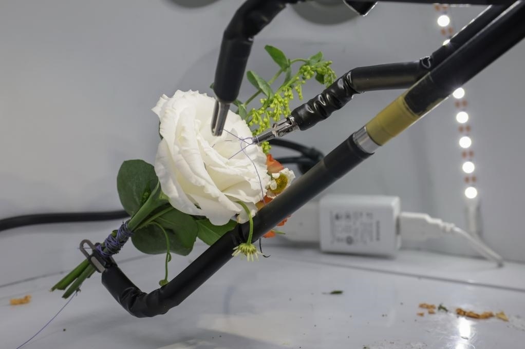 9月4日，在服貿(mào)會首鋼園區(qū)北京友誼醫(yī)院展臺，圖邁單臂腔鏡手術(shù)機器人用手術(shù)線打結(jié)。新華社記者 張玉薇 攝