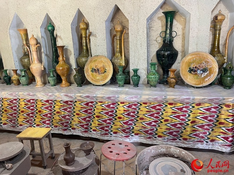 游客制作土陶體驗(yàn)區(qū)。人民網(wǎng)記者 常雪梅攝