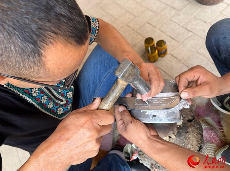 手工制作英吉沙小刀。人民網(wǎng)記者 常雪梅攝
