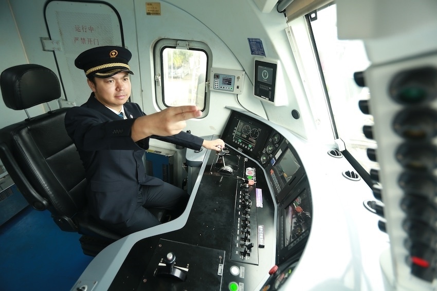 發(fā)車(chē)前，仲俊斕確認(rèn)儀表、指示燈狀態(tài)正常。成都機(jī)務(wù)段供圖