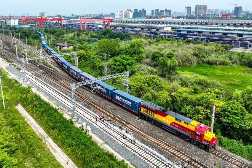 中歐班列（成渝）駛出成都國(guó)際鐵路港。青白江區(qū)委宣傳部供圖