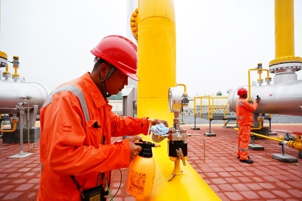 西氣東輸湖廣輸氣分公司員工在投產(chǎn)現(xiàn)場進行天然氣驗漏檢測。唐瑋峰攝