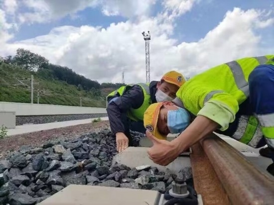 佟郎（左）正在檢修鐵路。受訪者供圖