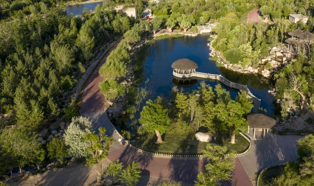 坐落在寧夏銀川市賀蘭山腳下的賀蘭山運(yùn)動(dòng)休閑公園（2021年5月27日攝，無(wú)人機(jī)照片）。這里曾是一片砂石采礦塌陷區(qū)，當(dāng)?shù)赝ㄟ^(guò)植被景觀再造、水系建設(shè)、現(xiàn)代管網(wǎng)鋪建等手段，重新利用廢石、廢坑及各類(lèi)廢棄建筑材料，把這里變成一座免費(fèi)開(kāi)放的主題公園。新華社記者 馮開(kāi)華 攝