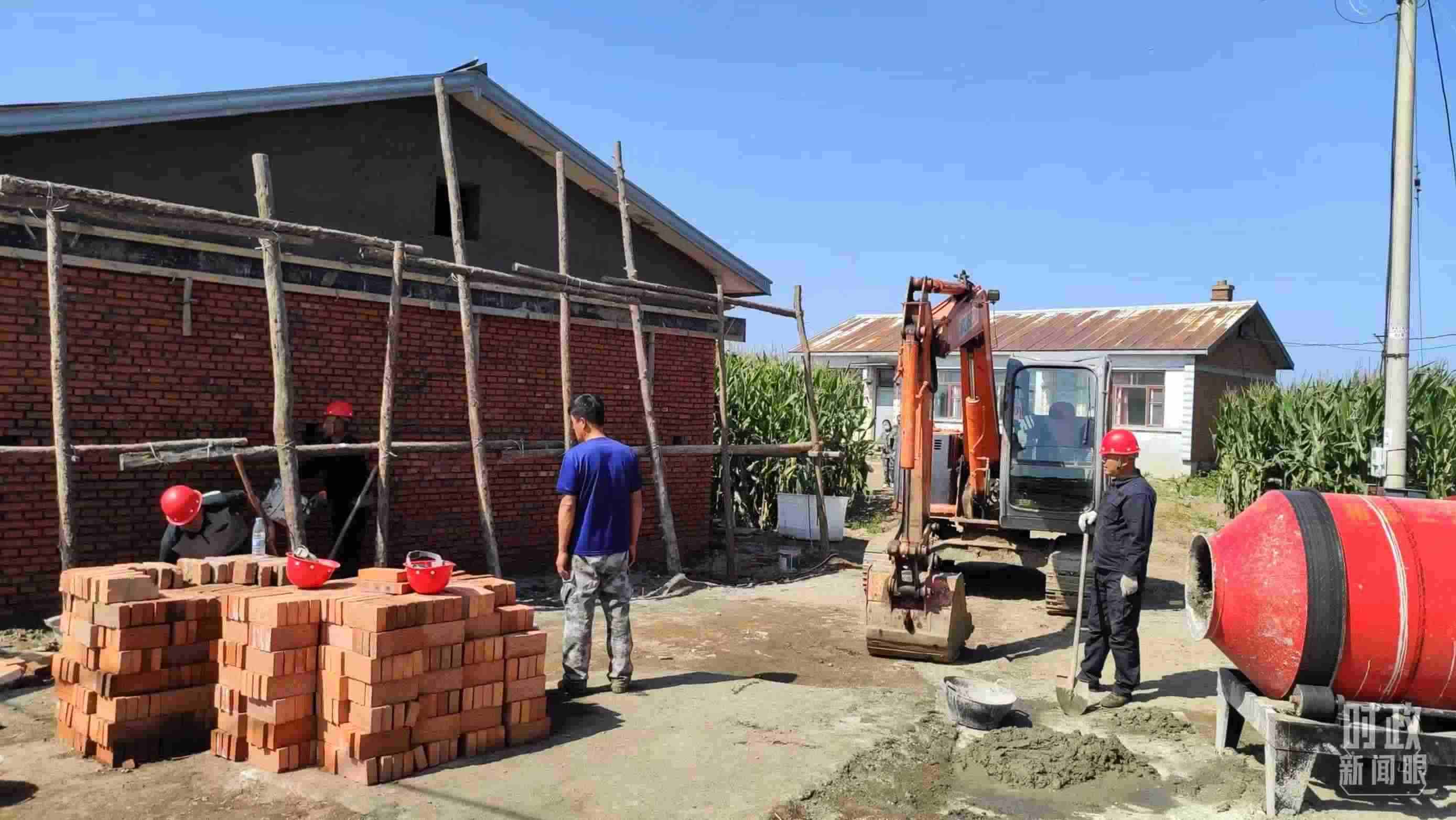 △村民正在修繕被損的房屋。（總臺央視記者薛冠南拍攝）