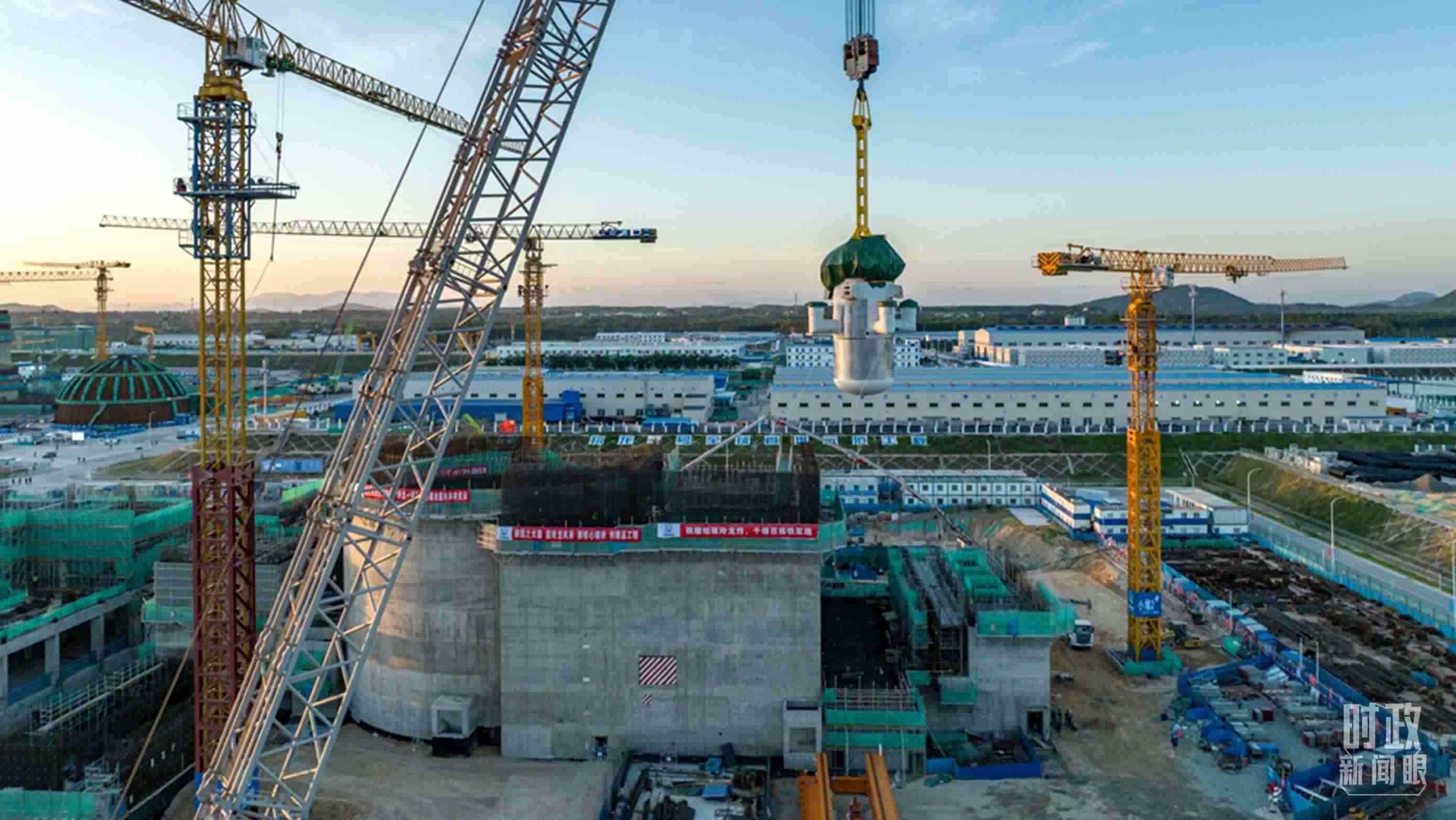 △8月10日，由中國第一重型機械股份公司承制的玲龍一號反應(yīng)堆核心模塊“玲龍之心”成功吊裝。（圖/國務(wù)院國資委網(wǎng)站）