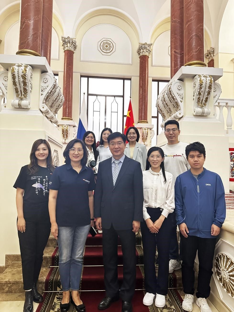 中國駐俄羅斯大使館公使銜文化參贊、莫斯科中國文化中心主任封立濤（前排中）與人民網記者合影。