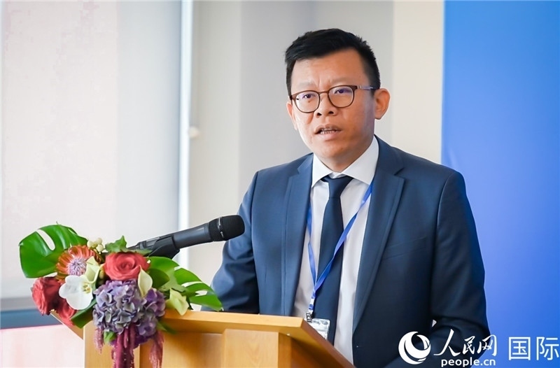 圖為中遠海運(歐洲)公司副總裁李震宇致辭。人民網(wǎng) 郭錦標(biāo)攝