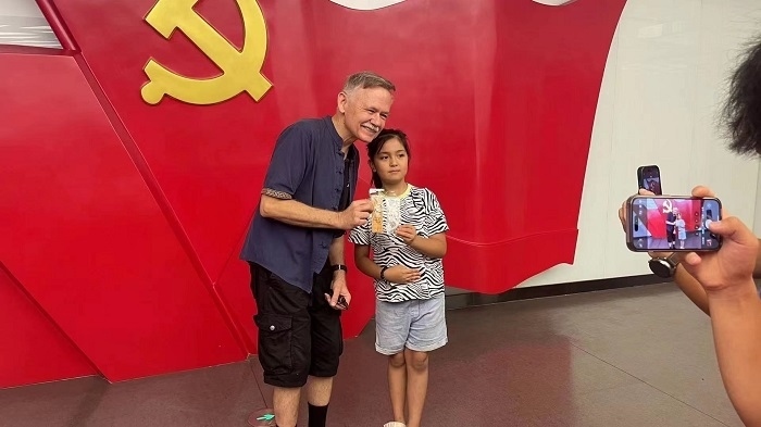 潘維廉和志愿講解員紀(jì)念合影。主辦方供圖