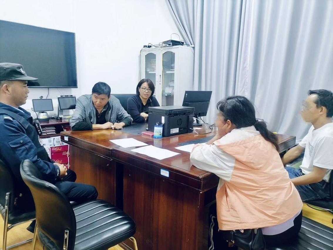 2023年8月4日，和立峰（左二）在調(diào)解一起家庭婚姻糾紛。受訪(fǎng)者供圖