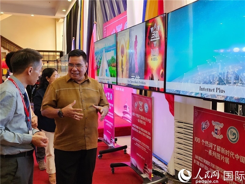 圖為菲律賓國(guó)家圖書(shū)館館長(zhǎng)阿德里亞諾參觀新時(shí)代中國(guó)圖片展。人民網(wǎng)記者樊帆攝