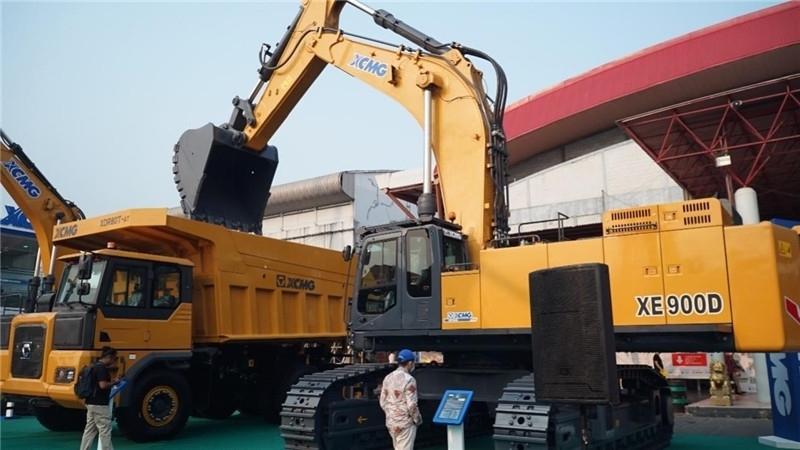 徐工集團展出的90噸礦用挖掘機與80噸自卸車。石偉攝影