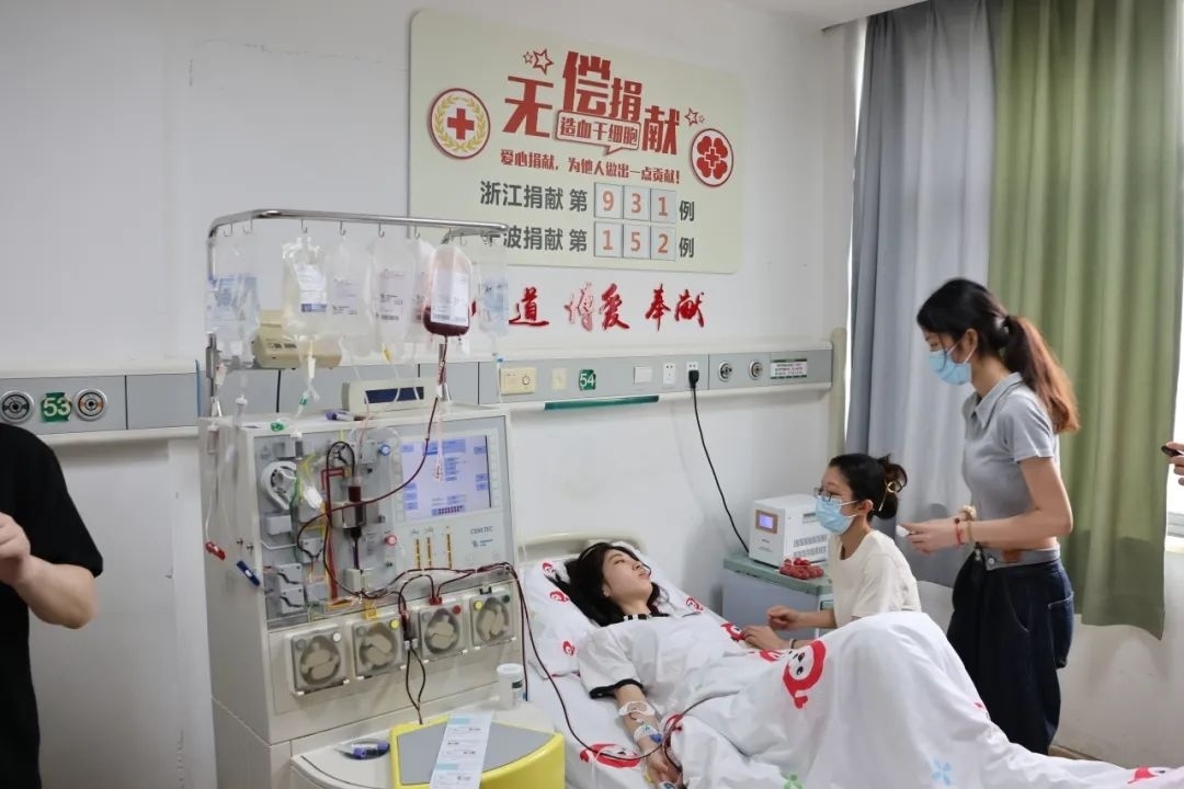 陸冰冰（右三）捐獻(xiàn)185毫升造血干細(xì)胞。受訪者供圖