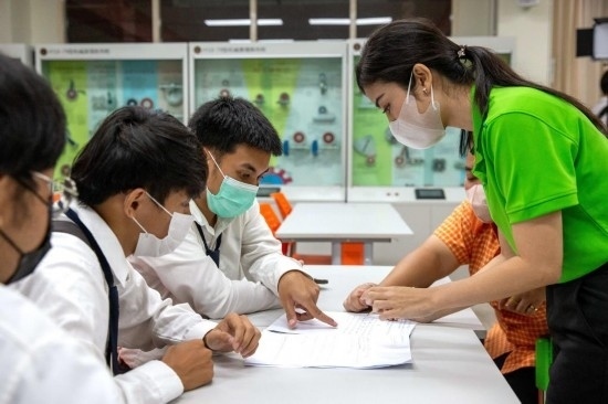 3月14日，在泰國大城府大城技術(shù)學(xué)院魯班工坊，教師（右一）給學(xué)生上課。新華社記者 王騰 攝