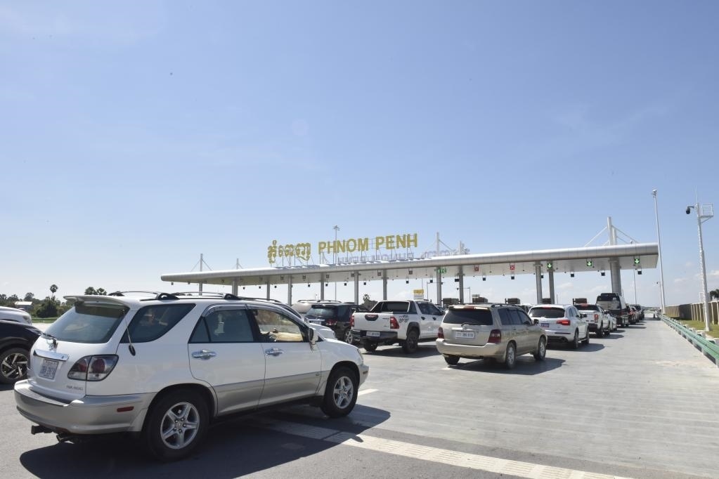 2022年11月7日，車輛在柬埔寨首都金邊的金港高速公路入口處排隊。金港高速公路連接柬埔寨首都金邊和該國最大深水海港西哈努克港。
