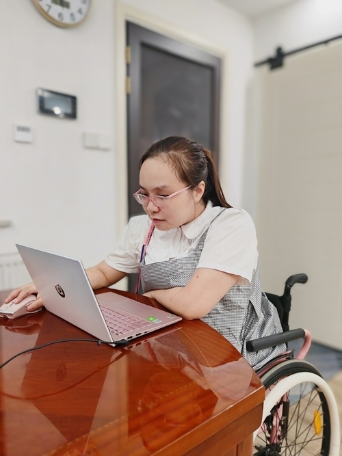 杜誠誠在準(zhǔn)備電影講解稿。 魏涵玉攝