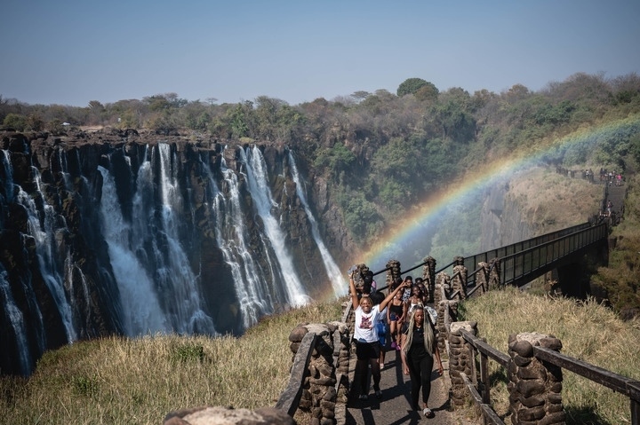 8月21日，游客在贊比亞觀賞維多利亞瀑布景色。